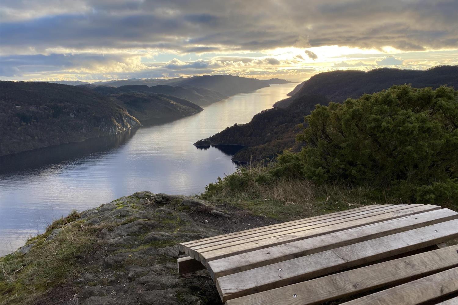 Utsikt fra Dyreknuden med sol som skinner gjennom skyene 