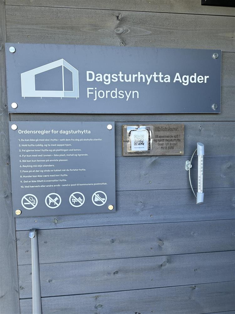 Bilde som viser hvor QR koden på dagsturhytta er - Klikk for stort bilde