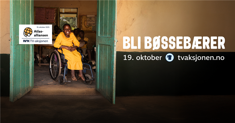 Jente i gul kjole sitter i rullestol, vi ser henne gjennom en åpen grønn dør. Bildet har teksten: Bli bøssebærer, 19. oktober tvaksjonen.no og har logoen til atlas alliansen.