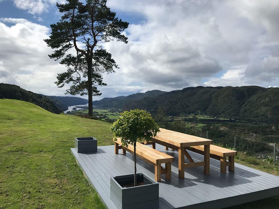 Benker i parken utenfor Førlands museum - Klikk for stort bilde