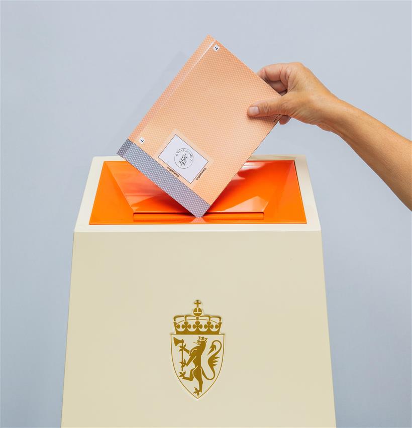 Stemmeseddel som legges i valgurne